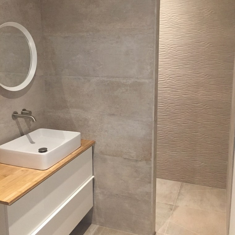 Salle de bain fonctionnelle de la maison