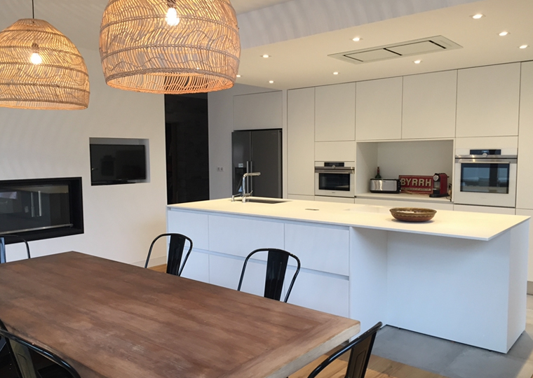 Cuisine équipée ouverte sur le salon de la maison